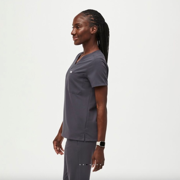 FIGS Charcoal Catarina™ - One-Pocket Scrub Top - Picture 2 of 7